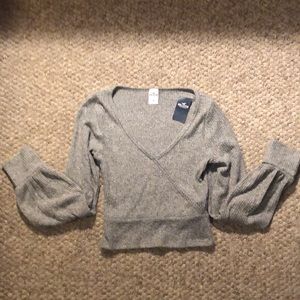 New Hollister gray top. Size extra small. With tags.